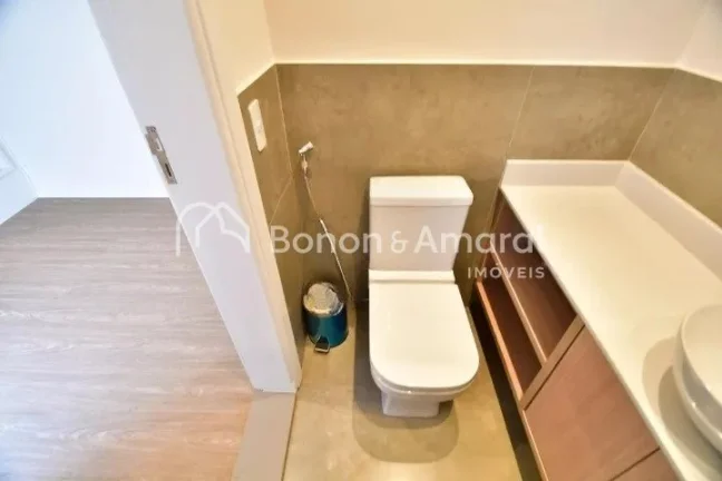 Imagem Esta elegante residência, construída há apenas 2 anos, está situada em um terreno de 450m² e po...