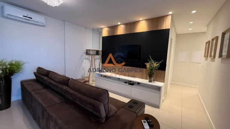 Imagem Seu 3 Quartos MOBILIADO, sendo 01 suíte no Centro de Navegantes perto da Praia e de tudo. Adriano Carpes Imóveis vende.