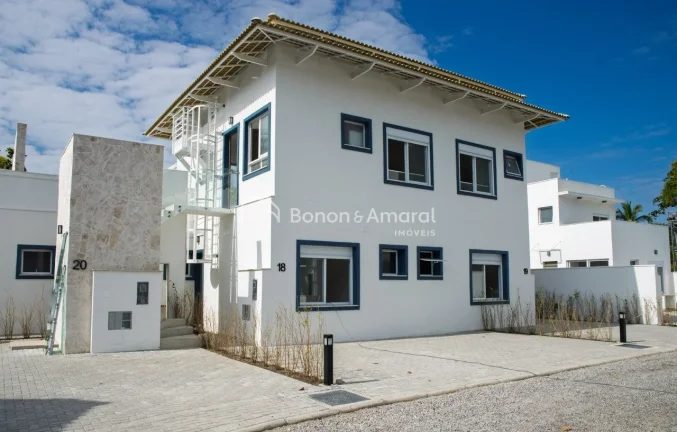 Imagem Casa a venda frente ao mar na Praia das Cigarras em São Sebastião, localizada em condomínio fecha...