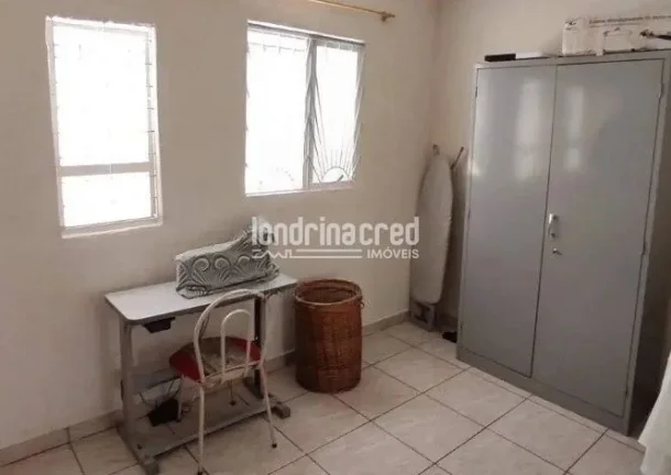 Imagem Casa no Jardim Planalto em Londrina com 2 quartos, sala em 2 ambientes, cozinha americana, escritório, churrasqueira e 5 vagas de garagem!
