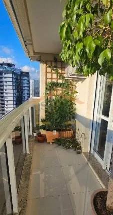 Imagem Apartamento com 160 m² de área privativa, possui 3 dormitórios, sendo 3 suítes com armários e v...