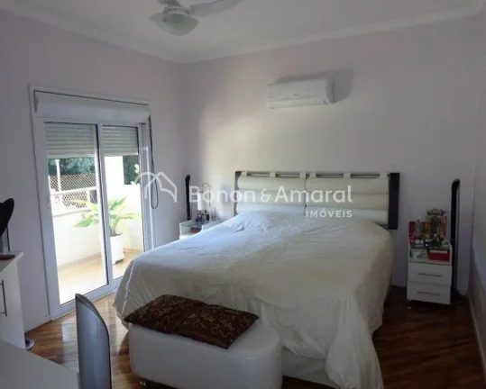 Imagem Lindo sobrado com 394 m² de área construída. A residência possui uma sala ampla para três ambie...