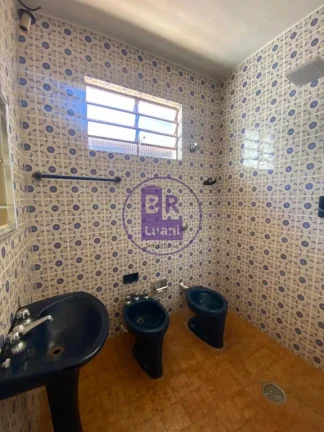 Imagem Casa térrea à venda com 12 quitinetes no fundo.