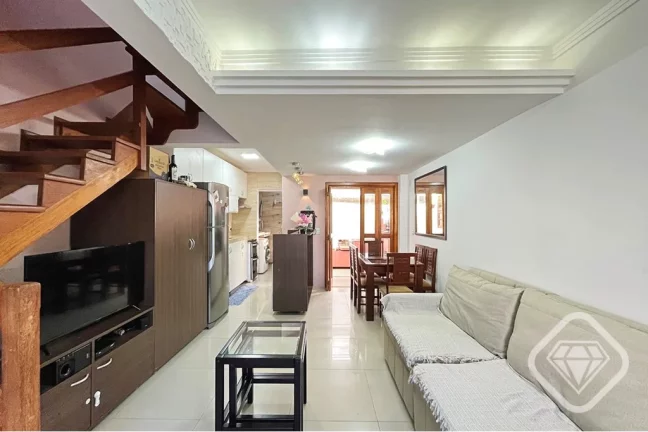 Imagem Casa com 3 dormitórios, suíte, sótão e áreas de convivência integradas no Bairro Tristeza

Um ...