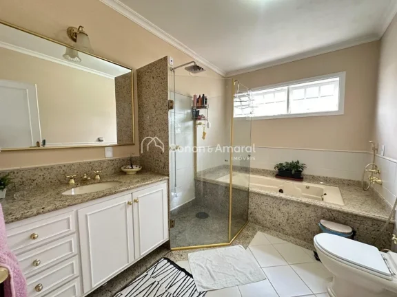 Imagem Esta encantadora casa de estilo sobrado oferece um ambiente espaçoso e confortável, com uma excele...