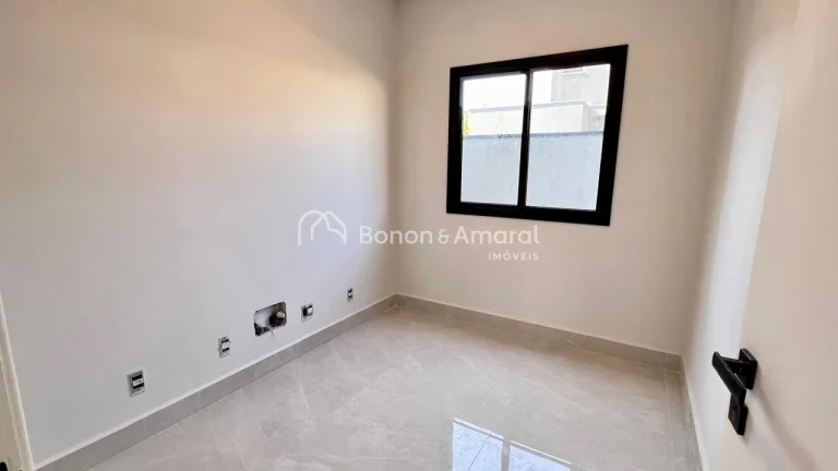 Imagem Suítes: 3 suítes, sendo:
2 Suítes com Closet: Oferecendo espaço extra para organização.
1 Suí...