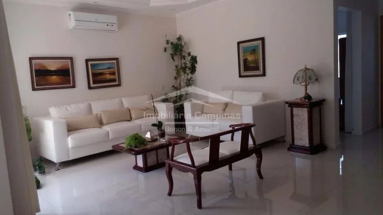 Imagem Casa espaçosa com 4 quartos, 1 suíte, 4 banheiros e diversas comodidades

Esta casa ampla oferece ...
