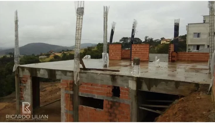 Imagem Terreno em condomínio com obra iniciada e projeto para casa com 600m² de area util.
