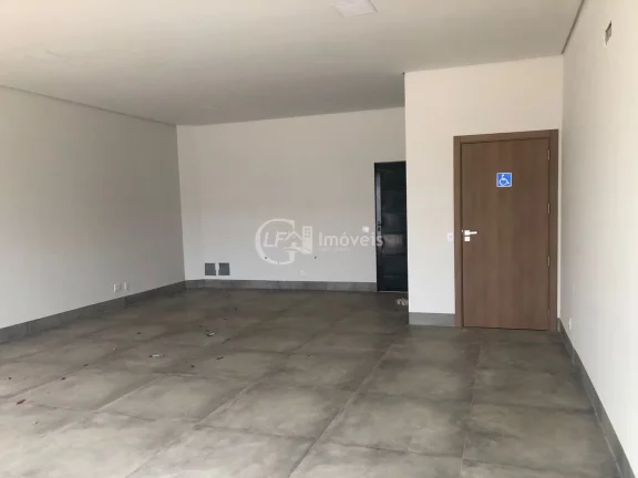 Imagem Salão Comercial para Locação em Campo Grande-MS, Bairro Carandá Bosque: 1 Sala, 1 Banheiro, 2 Vagas de Garagem, 56,41 m² de Área.