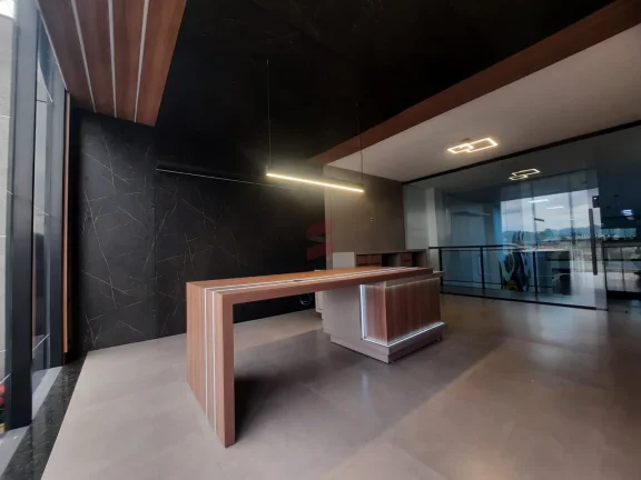 Imagem Excelente Barracão medindo 786m² sendo 490m² térreo e 288,65m² no 2° pavimento.Térreo contém 6 salas, 1 cozinha, 1 refeitório, 3 bwc.2° pavimento contém 6 salas, 1 cozinha, 3 bwc.Barracão todo mobiliado com 7 metros de pé direito. 