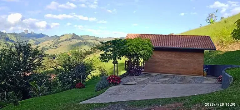 Imagem Refúgio Bucólico em São Bento do Sapucaí: 30.000 m², Chalés Prontos e Vista Privilegiada para a Pedra do Baú
