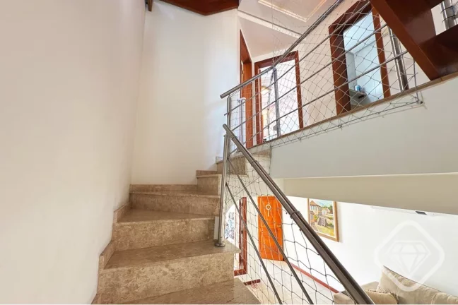 Imagem Casa 4 dormitórios (2 suítes) - Espaço gourmet - Spa com hidromassagem - Rua tranquila e sem saí...