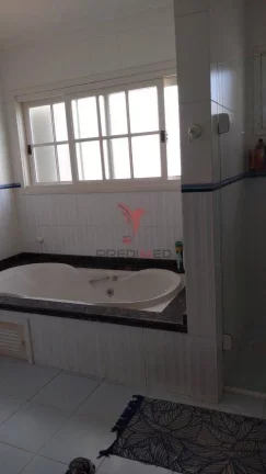 Imagem CASA ALTO PADRÃO, impecável, 4 dormitórios, um c/suite, área próximo ao centro e Shopping