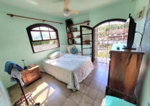 Imagem Casa de Luxo à Venda em Maria Paula, Niterói-RJ: 4 Quartos, 1 Suíte, 2 Salas, 3 Banheiros, 3 Vagas de Garagem