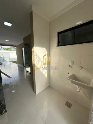 Imagem A casa possui 

- Sala pé direito alto 
- Garagem na laje
- Cozinha com ampla bancada
- Área de se...