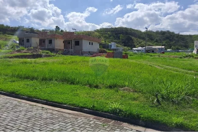 Imagem Terreno plano dentro de condomínio fechado.