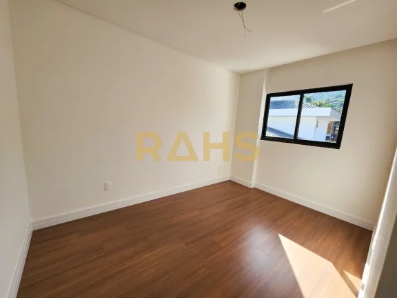 Imagem Lindo Sobrado Geminado Novo em ótimo local no bairro Saguaçu, perto do Colégio Católica Machado ...