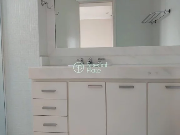 Imagem Excelente apartamento, com 240m² bem distribuídos, amplo living com varanda em L, lareira e uma vi...