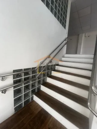 Imagem Prédio comercial com aproximadamente 670m², de construção recente e instalações modernas, dist...