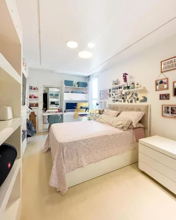 Imagem Com vista eterna para o mar, esse lindo apartamento está completamente montado e decorado com extremo requinte.