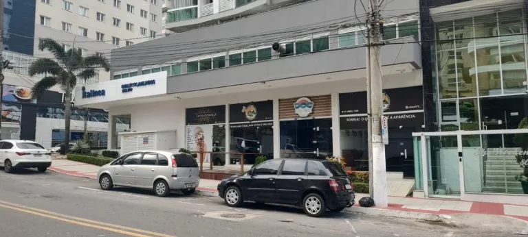 Imagem Lojao, na Quadra do Mar da Praia de Itaparica, com aproximadamente 50 M2, Pé Direito Duplo com 7 m de altura.
