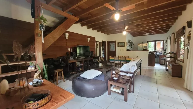 Imagem Imóvel à Venda na Praia do Rosa: Casa com Vista para o Vale, 4 Quartos, 770m² de Terreno!