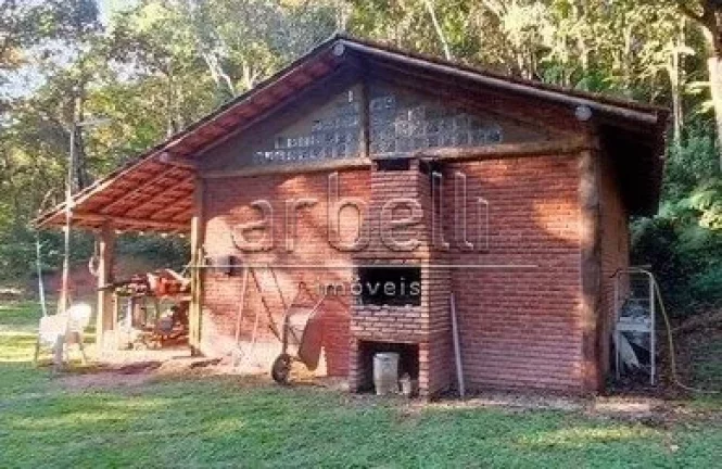 Imagem Sitio com duas casas, a primeira casa de tijolinho tem janelas de alumínio, churrasqueira, varanda ...