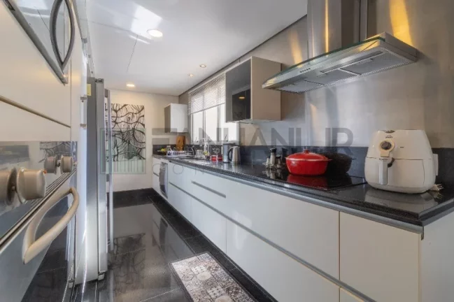 Imagem Venha morar no incrível Jardim Paulista! Oferecemos um apartamento dos sonhos, com 198m² de puro conforto e elegância. Com 3 suítes e 4 vagas, esse im