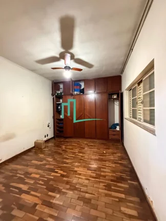 Imagem Casa à venda em Franca-SP, bairro Santo Agostinho: 03 quartos, 1 suíte, 1 sala, 3 banheiros, 2 vagas, 166 m². Venha conferir!