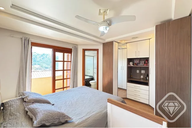 Imagem Casa 4 dormitórios (2 suítes) - Espaço gourmet - Spa com hidromassagem - Rua tranquila e sem saí...