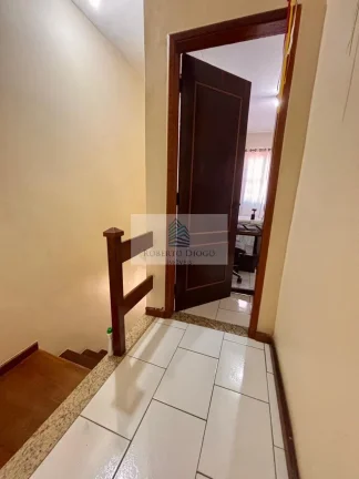 Imagem Casa em Condomínio de Luxo à Venda em Curicica, Rio de Janeiro-RJ: 2 Quartos, 2 Suítes, 1 Sala, 3 Banheiros, 1 Vaga de Garagem, 77m².
