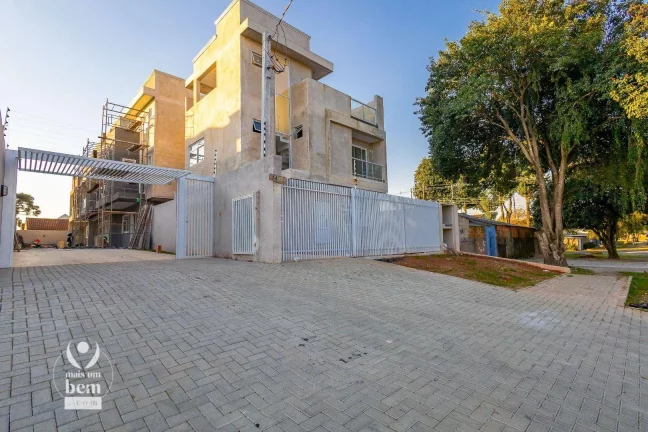 Imagem Sobrado em Condomínio Fechado à venda no Bairro Alto. 3 Quartos, Suíte, terraço com churrasqueira e 2 Vagas de garagem