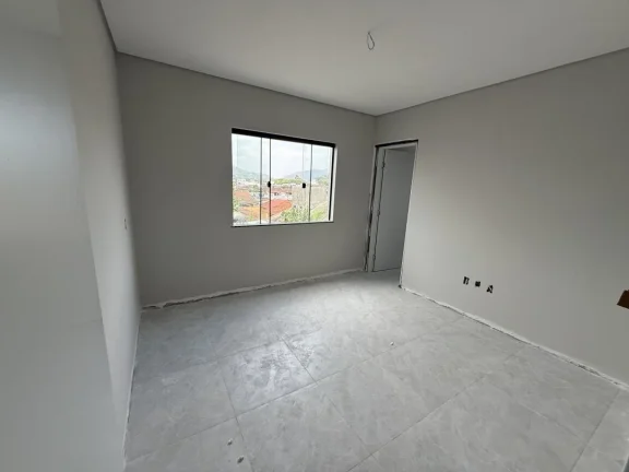 Imagem Apartamento de dois dormitórios, sendo uma suíte, sacada com churrasqueira e uma vaga de garagem no bairro de Gravatá, em Navegantes - Adriano Carpes imóveis vende