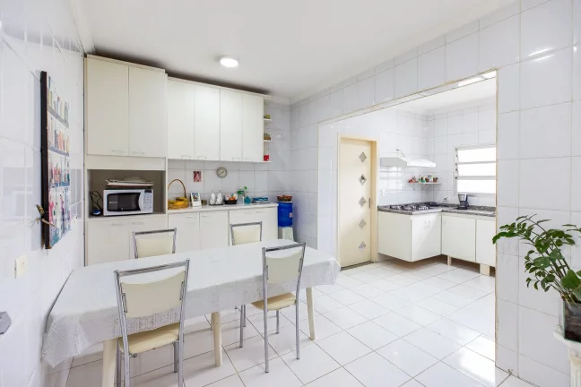 Imagem CASA TÉRREA JD SAÚDE 209,00 M 3 DORMITÓRIOS SENDO 2 SUÍTES SALA 3 AMBIENTES AMPLOS LAREIRA COZINHA ÁREA SERVIÇO CHURRASQUEIRA SALÃO FESTAS 4 VAGAS