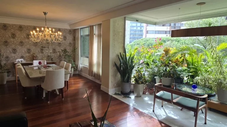 A 5ª Avenida Imóveis, selecionou esse exclusivo apartamento de 3/4 para você morar com muito charme no bairro mais tradicional de Salvador: A Graça