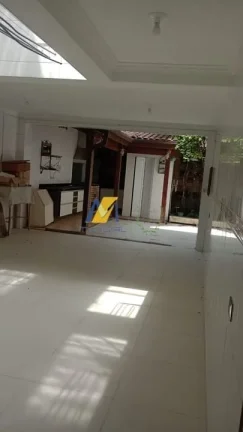 Imagem Sobrado à Venda com 359m², 4 dormitórios, 4 suítes, 1 sala e 5 vagas!!!