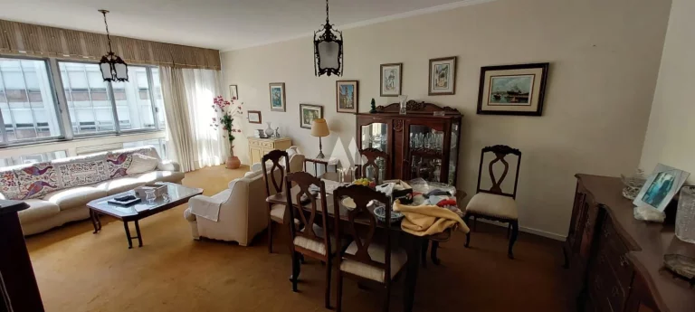 Imagem Apartamento com 228m², quadra da praia do Gonzaga, 3 dormitórios, dependência completa, 1 vaga!