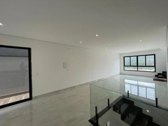 Foto do imóvel: Casa em Cajamar com 3 Suítes, 4 Vagas e Piscina
