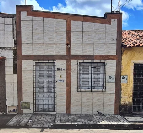 Excelente casa bem ventilada, em ótima localização na Parquelândia, próximo Av. Bezerra de Mene...