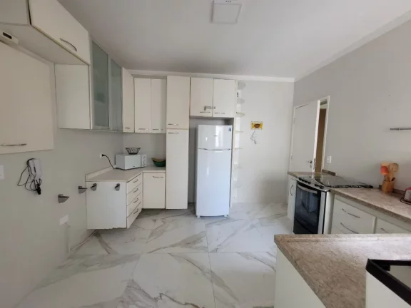 Imagem PITANGUEIRAS - UMA QUADRA PRAIA COM VISTINHA PARA O MAR, EXCELENTE APARTAMENTO TOTALMENTE REFORMADO, 108 M² ÚTEIS, GARAGEM NO PRÉDIO.