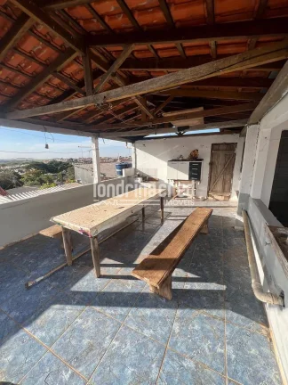 Imagem Casa ampla de 2 pisos, pronta para morar e escriturada! 4 quartos, 3 banheiros, área com vista para Londrina e dependência para reformas. Garagem inclusa!