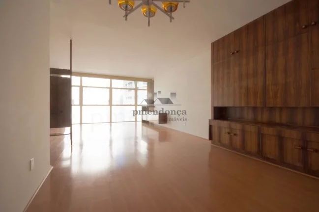 Imagem Apartamento com amplo living, 3 dormitorios sendo uma suite, apartamento com piso em tacos nos dormi...