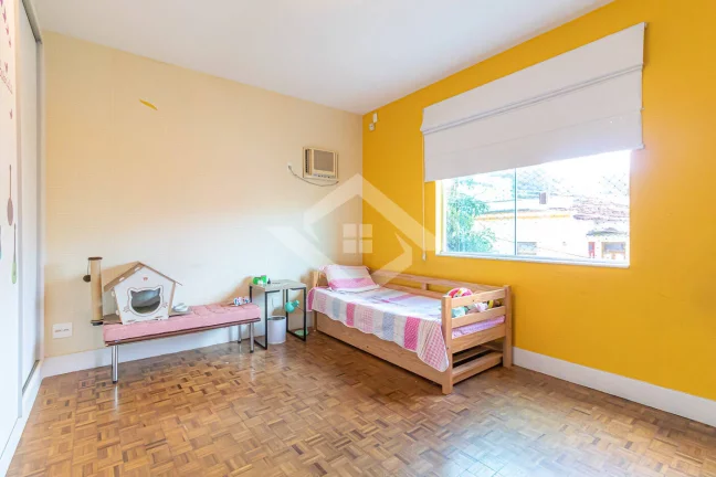 Imagem Casa Triplex de 4 Quartos para Venda no Humaitá com 595 m²