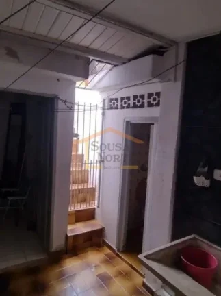 Imagem Imóvel com 2 casas antigas:
a primeira com 3 dormitórios, sala, cozinha ampla, 2 banheiros e vaga ...