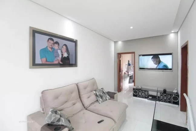 Imagem Esta ampla casa de aproximadamente 180 m² oferece um ambiente acolhedor, funcional e muito bem dist...