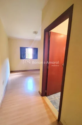Imagem Localizada no coração do condomínio, em uma rua tranquila, esta casa térrea oferece conforto e p...
