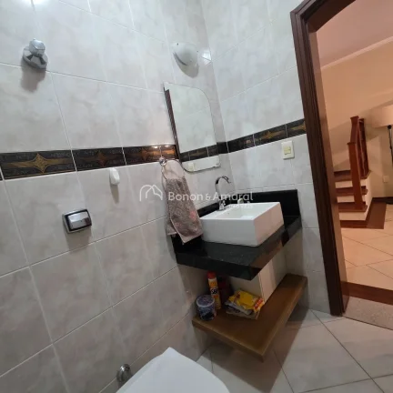 Imagem Este amplo sobrado com 321m², possuí uma planta bem distribuída e atemporal, oferecendo um lar ac...