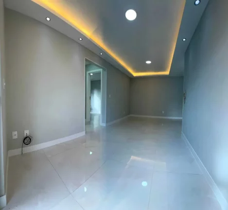 Imagem Apartamento reformado com 2 dormitórios e 1 vaga em condomínio - Camboriú/SC