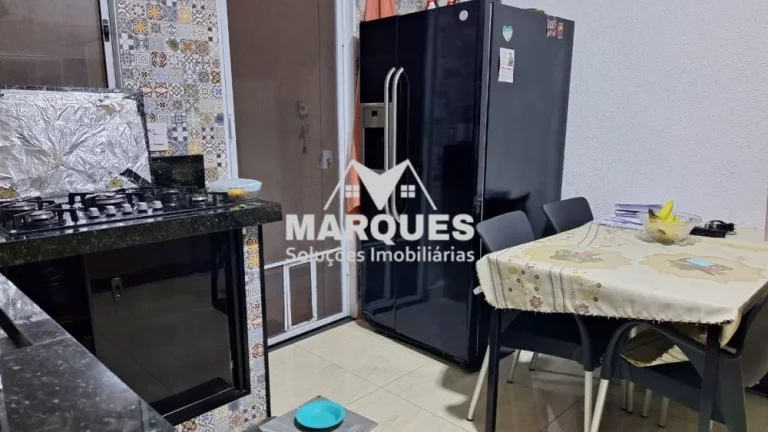 Imagem Casa terréa na rua principal do bairro