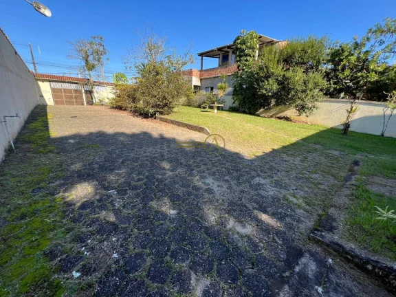 Imagem Casa ampla com 2 edículas e salão de festas perto da praia